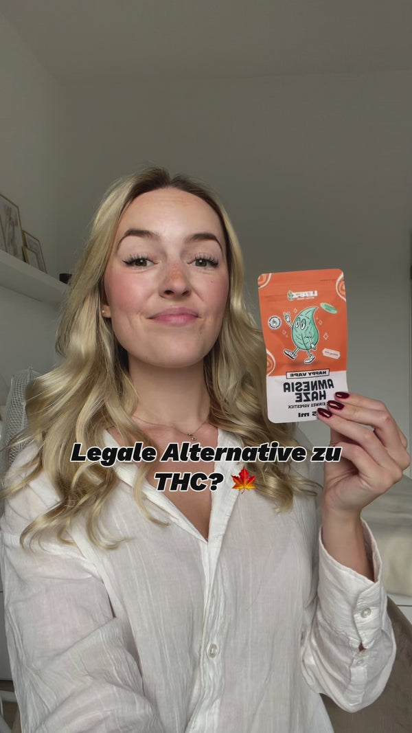 Eine junge Frau hält die Verpackung einer HHC Vape der Geschmacksrichtung Amnesia Haze von leafz.de in die Kamera. Der Titel des Videos lautet "Legale Alternative zu THC?"